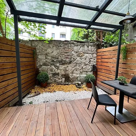 Kazinczy Apartment in Vibrant Area